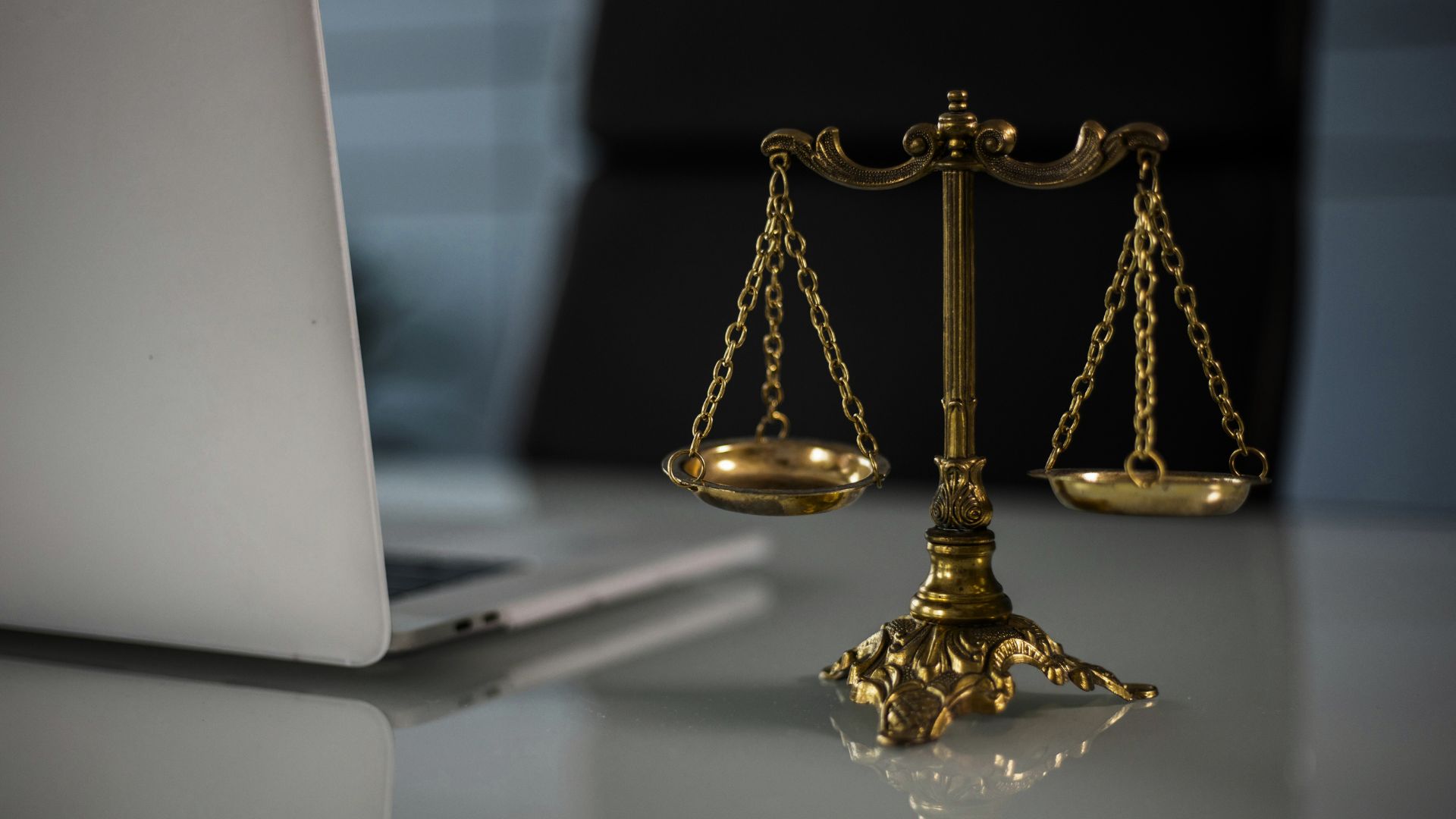 Balanza de la justicia simbolizando el equilibrio de una cartera de inversión.