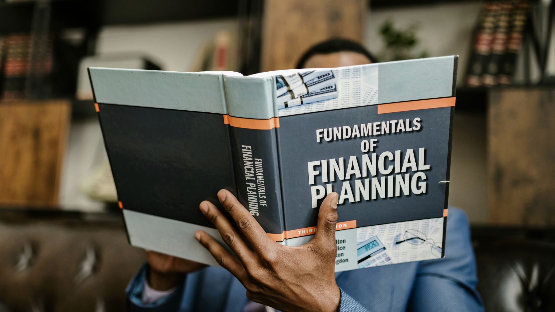 Libro de finanzas personales, representando la importancia de la educación financiera.