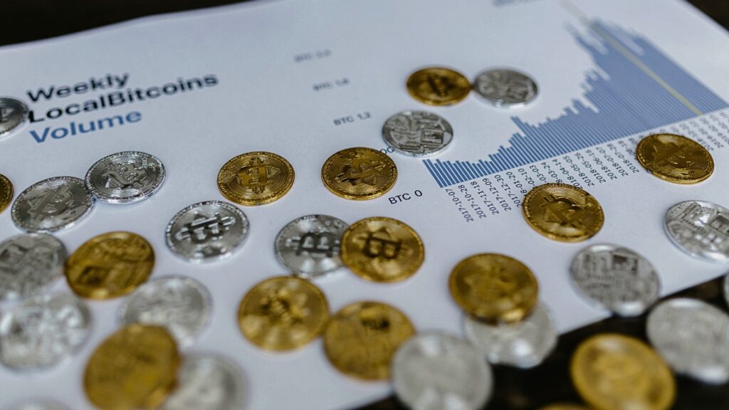 Monedas y gráfico ascendente de ahorro.